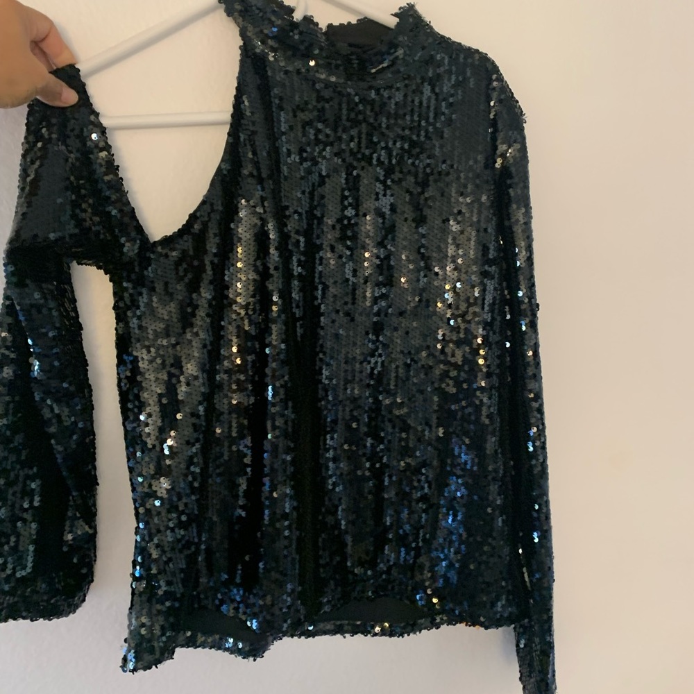 New blouse sequin turtleneck one shoulder off size medium
